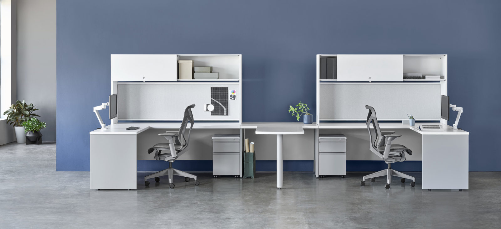 Cluster of 2 Herman Miller worskstations, white and grey, common worksurface between stations, Cosm task chairs